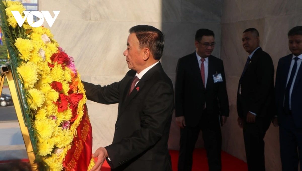 Vietnamese Party official Tran Cam Tu lays wreaths in Cambodia